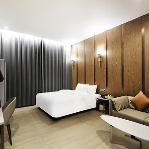 Hound Airport Hotel